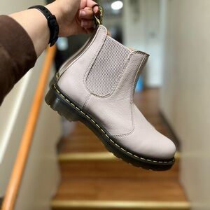 •DOC MARTENS• 2976 Chelsea Boot Vintage Taupe Virginia
